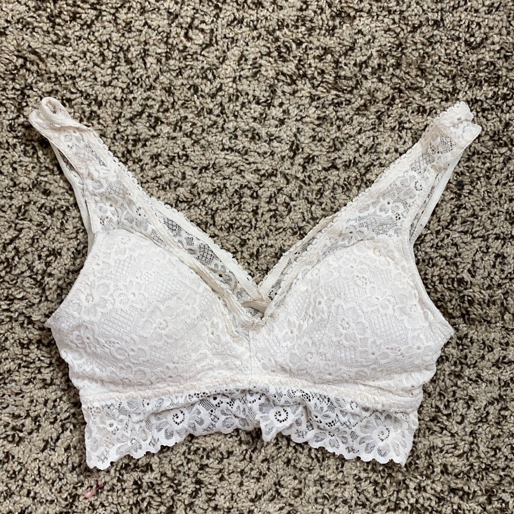 SO lightly worn lacy padded bralette in Creme color size (M)
